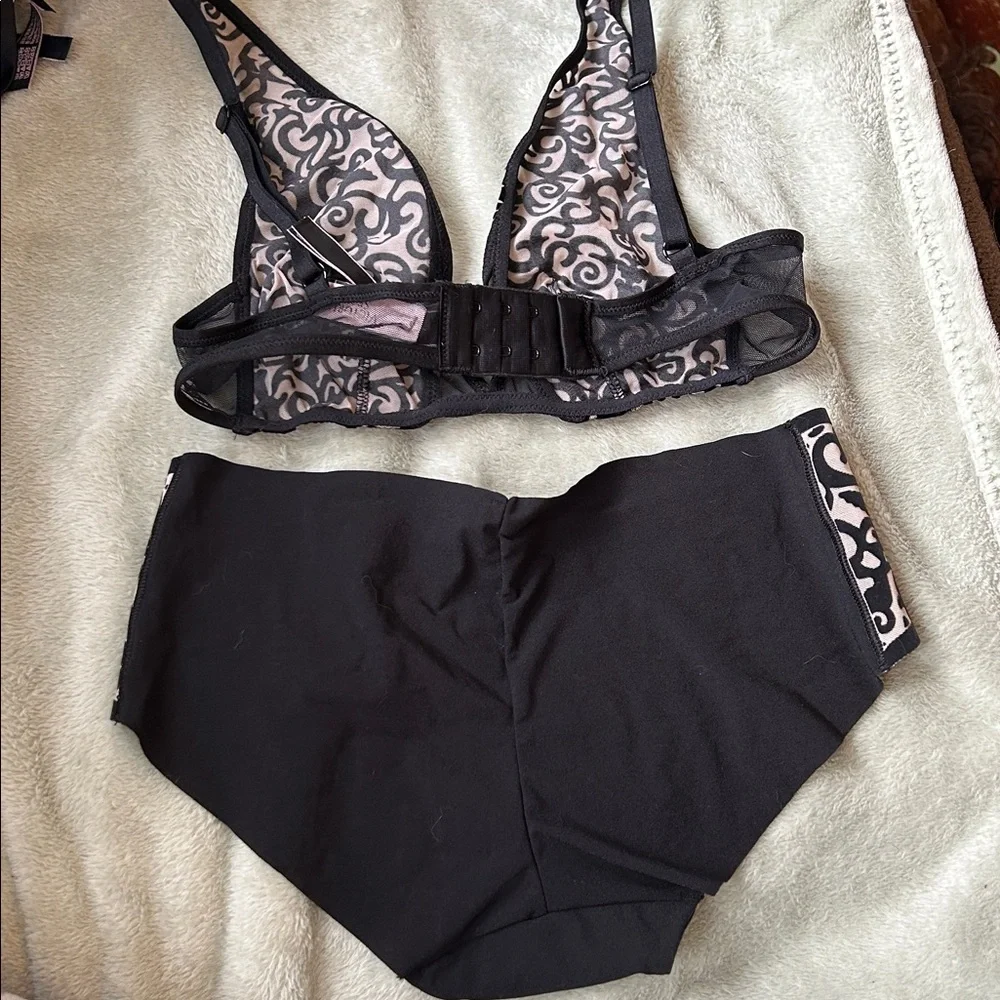 Victoria's Secret Black and Cream Bra Set - Picture 2 of 3